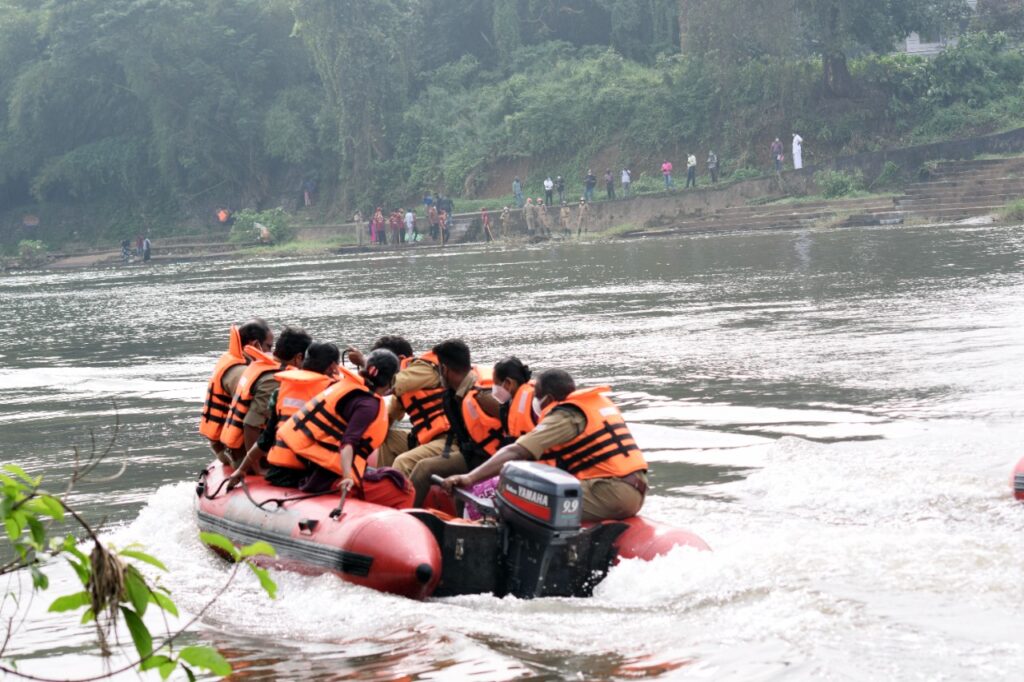 ചാലക്കുടി പുഴയിൽ ദുരന്തനിവാരണ അതോറിറ്റിയുടെ കീഴിൽ മോക്ഡ്രിൽ പരിശീലനം നടത്തി