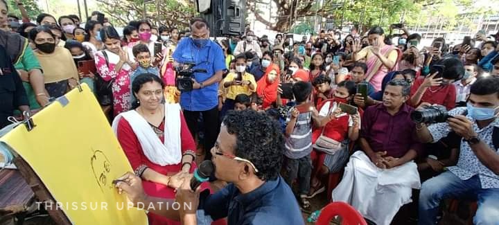 ‘എൻ്റെ കേരളം’ പ്രദർശന വിപണന മേളയോടനുബന്ധിച്ച് തൃശൂർ തേക്കിൻകാട് മൈതാനം തെക്കേ ഗോപുരനടയിൽ കുട്ടികളുടെ സമൂഹ ചിത്രരചന നടന്നു