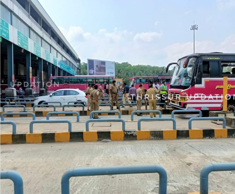 സ്വകാര്യ ബസുകൾ പ്രതിഷേധത്തിൽ ; പന്നിയങ്കരയിൽ ടോൾ പിരിവ് തുടങ്ങിയതിൽ സ്വകാര്യ ബസുകൾ ട്രാക്കിൽ നിർത്തിയിട്ട് പ്രതിഷേധിച്ചു