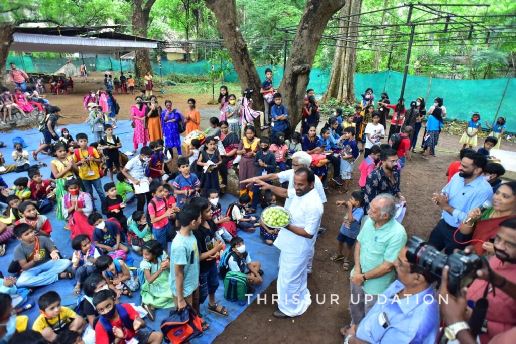 തൃശൂർ ജവഹർ ബാലഭവനിൽനവീകരിച്ചഅജീറ്റ് നാറ്റ്യുദ്ധവിമാനത്തിന്റെ സമർപ്പണം MPടി.എൻ. പ്രതാപൻനിർവഹിച്ചു