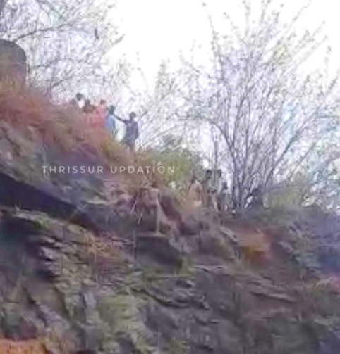 കല്ലിടുക്കിൽ പാറക്കെട്ടിന് മുകളിൽ കയറി യുവാവിന്റെ ആത്മഹത്യാ ശ്രമം ;രക്ഷിക്കാൻ ശ്രമിച്ച രണ്ട് പേരെ യുവാവ് പരിക്കേൽപ്പിച്ചു
