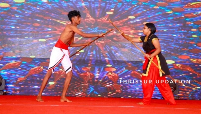 മെയ് വഴക്കത്തിന്റെ കരുത്തിൽ അരങ്ങ് കീഴടക്കി അഭ്യാസികൾ