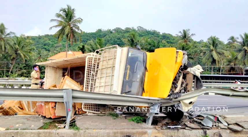 പാണഞ്ചേരിയിൽ പിക്കപ്പ് വാൻ അപകടത്തിൽ പെട്ടു