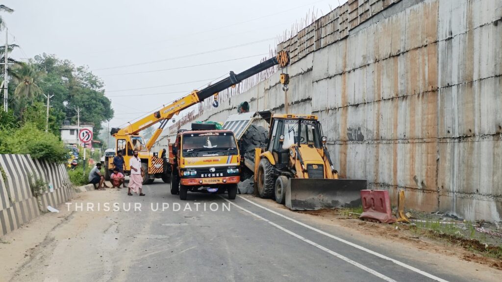ദേശീയ പാത വഴുക്കുംപാറയിൽ ടിപ്പർ മറിഞ്ഞു ; ഗതാഗത നിയന്ത്രണം ഉണ്ട്