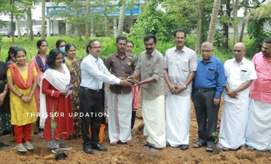 വഴുക്കുമ്പാറ ശ്രീനാരായണ ഗുരു കോളേജ് ഓഫ് അഡ്വാൻസ്ഡ് സ്റ്റഡീസിലെ പച്ചത്തുരുത്ത് ഉദ്ഘാടനം ചെയ്തു