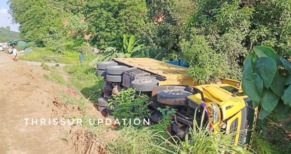 NH 544 നീലിപ്പാറയിൽ ടിപ്പർ ലോറി മറിഞ്ഞു