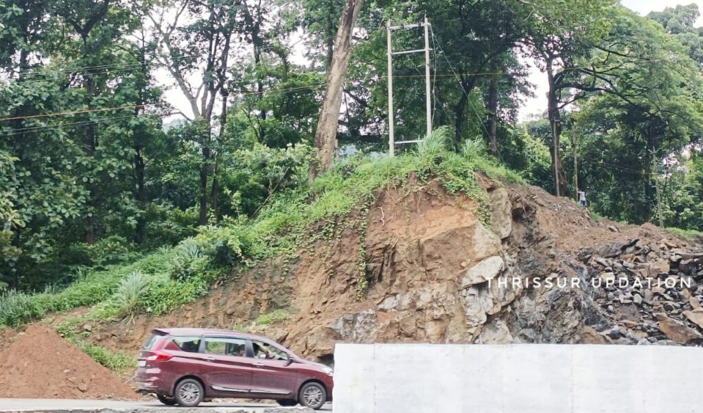 ദേശീയ പാതയിൽ അപകടാവസ്ഥയിൽ നിൽക്കുന്ന ഇലക്ടിക്ക് പോസ്റ്റുകളുടെ എസ്റ്റിമേറ്റ് നൽകിയിട്ടും നടപടികൾ സ്വീകരിക്കുന്നില്ല NH നിർമ്മാണ കമ്പനി