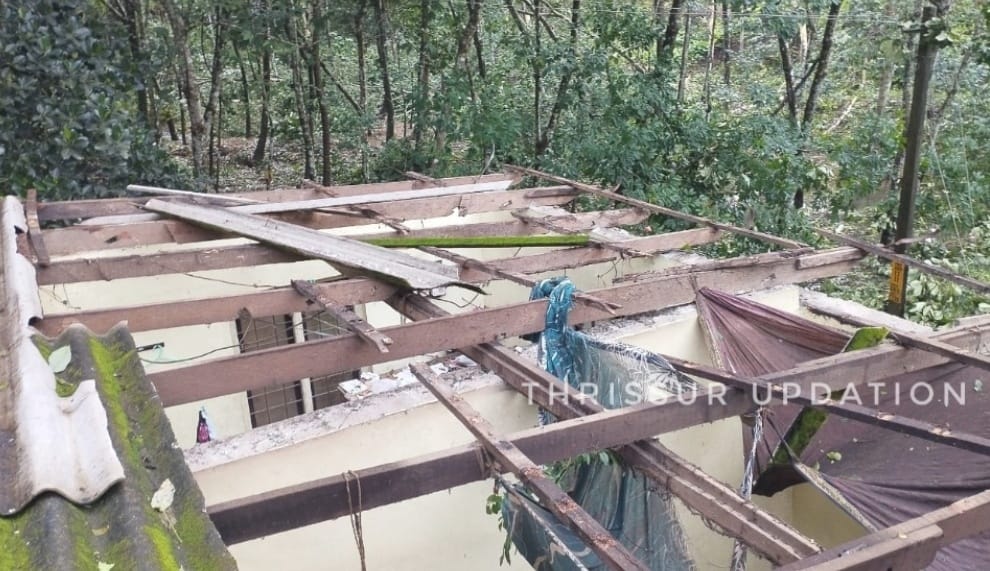 ചുഴലിക്കാറ്റിൽ വീടുകൾ തകർന്നു