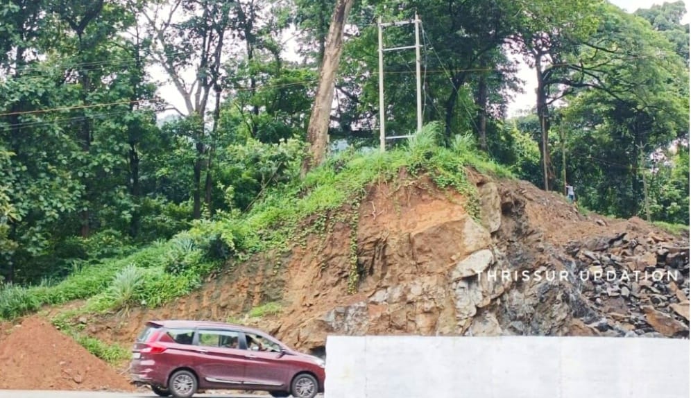 ദേശീയ പാതയിൽ അപകടാവസ്ഥയിൽ നിൽക്കുന്ന ഇലക്ടിക്ക് പോസ്റ്റുകളുടെ എസ്റ്റിമേറ്റ് നൽകിയിട്ടും നടപടികൾ സ്വീകരിക്കുന്നില്ല NH നിർമ്മാണ കമ്പനി