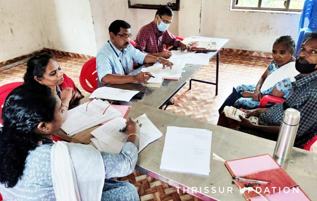 മണിയൻ കിണർ നിവാസികൾക്ക് പട്ടയം നൽകാൻ ഉദ്യോഗസ്ഥർ ഊരിലെത്തി രേഖകൾ ശേഖരിച്ചു