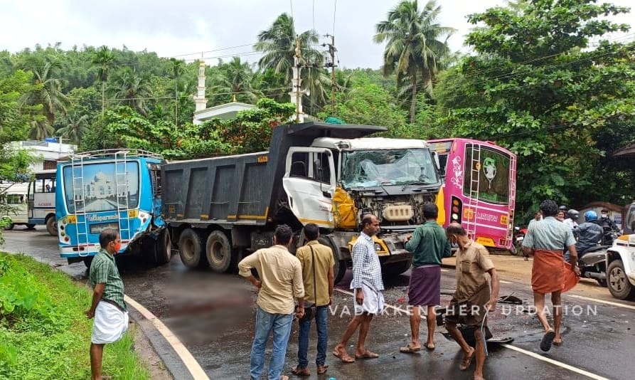 വടക്കാഞ്ചേരിയിൽ സ്വകാര്യ ബസ്സും ടോറസ് ലോറിയും കൂട്ടിയിടിച്ച് അപകടം