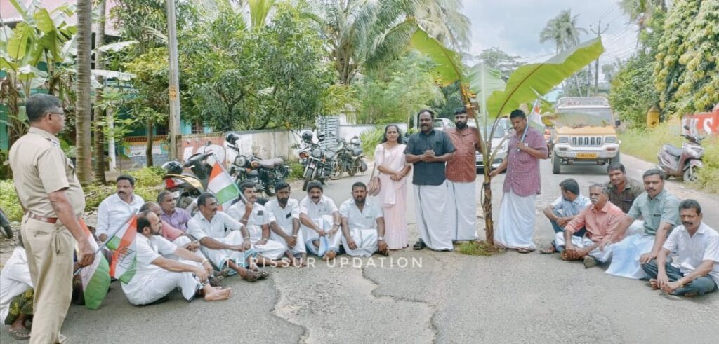 പീച്ചിഡാം റോഡിലെ മരണക്കുഴികൾ;റോഡ് ഉപരോധിച്ച് വാഴനട്ട് പീച്ചി മണ്ഡലം കോൺഗ്രസ് കമ്മിറ്റി