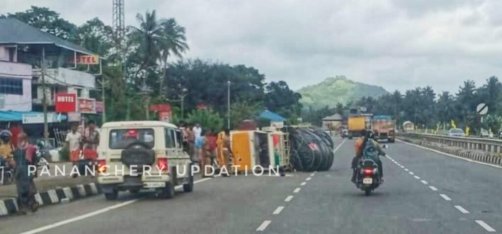 ദേശീയപാത മുടിക്കോട് സെന്ററിൽ നിയന്ത്രണം വിട്ട് പിക്കപ്പ് വാൻ മറിഞ്ഞു