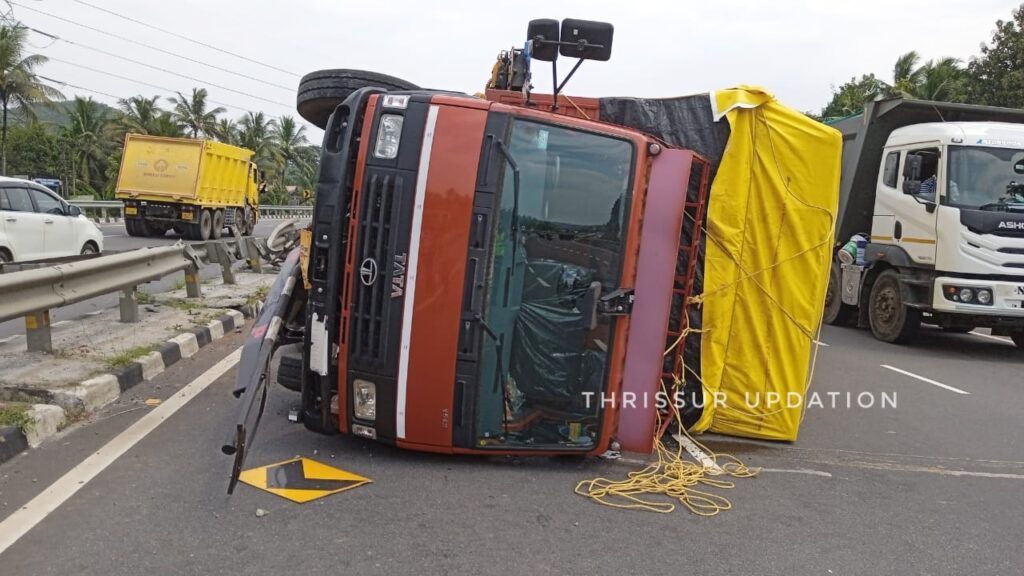 ദേശീയ പാതയിൽ മിനിലോറി മറിഞ്ഞു