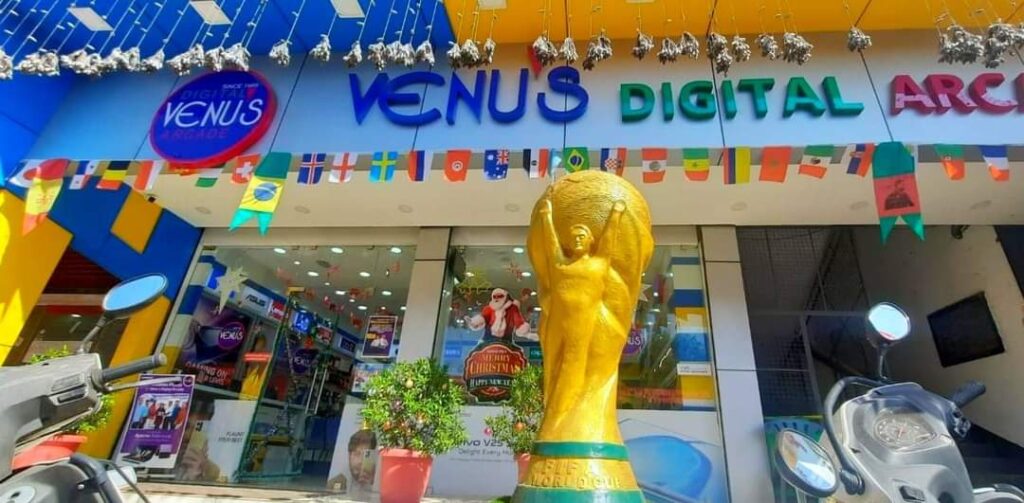 2022 FIFA WORLD CUP ന്റെ ഭാഗമായി വേണൂസ് ഡിജിറ്റൽ ആർക്കെയ്ഡ് ന് മുമ്പിലെ വേൾഡ് കപ്പിന്റെ രൂപങ്ങൾ ശ്രദ്ധ നേടുന്നു