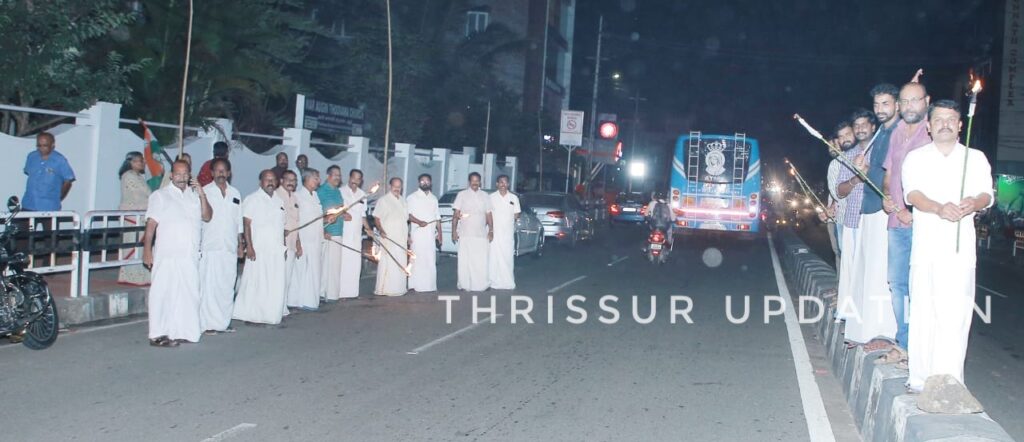 തൃശൂർ മാതൃക റോഡിൽ വിളക്കുകാലുകൾ സ്ഥാപിക്കാത്തതിൽ പ്രതിഷേധിച്ച് യൂത്ത് കോൺഗ്രസ് മനുഷ്യ വിളക്കുകൾ സ്ഥാപിച്ചു