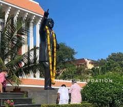 അംബേദ്കർ പ്രതിമയിൽ പുഷ്പാർച്ചന നടത്തി