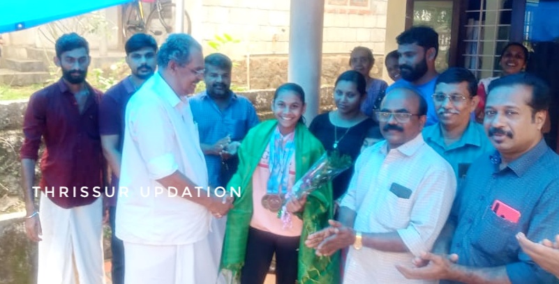 സംസ്ഥാന സ്കൂൾ കായികോത്സവത്തിൽ മൂന്ന് സ്വർണവും ഒരു വെങ്കലവും നേടിയ അശ്വതി മനോജിനെ സിപിഐഎം ജില്ലാ സെക്രട്ടറി എം.എം.വർഗ്ഗീസ് അനുമോദിച്ചു