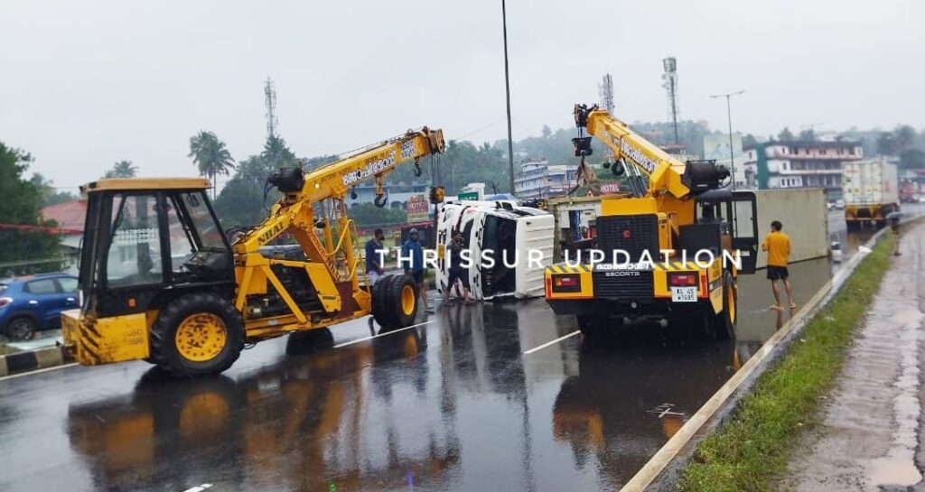 ദേശീപാതയിൽ ട്രൈയ്‌ലർ മറിഞ്ഞു; പുതുക്കാട് ഗതാഗതകുരുക്ക്