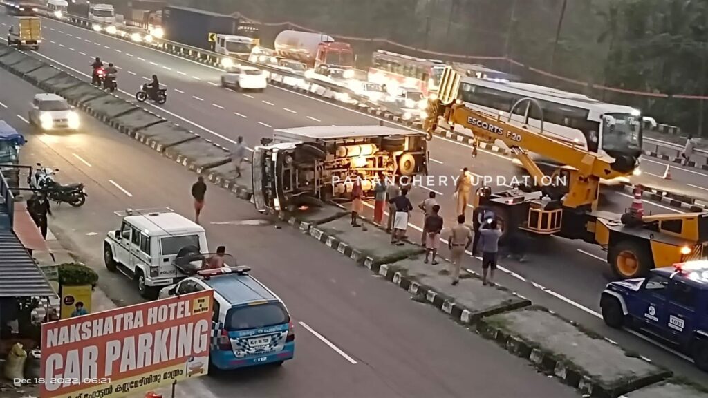 താണിപ്പാടത്ത് വാഹനാപകടം ; ലോറിയിൽ ടിപ്പർ ഇടിച്ച് ലോറി മറിഞ്ഞു