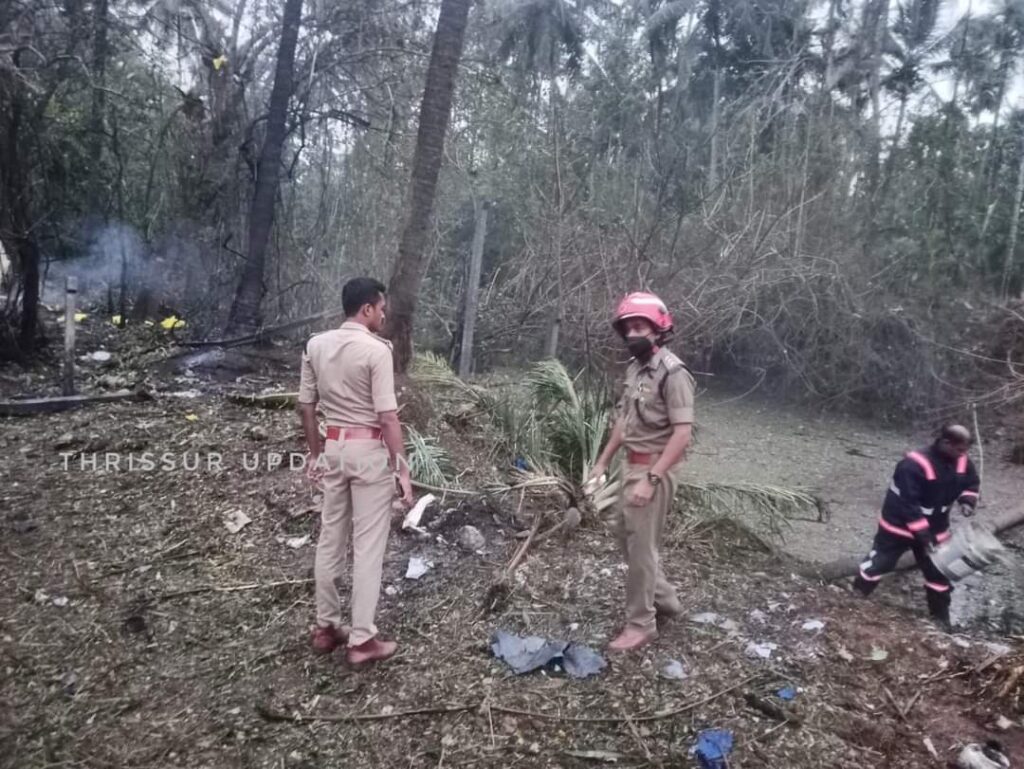 വടക്കാഞ്ചേരി കുണ്ടന്നൂരിൽ വെടിക്കെട്ട് പുരയിൽ സ്ഫോടനം ; ജില്ലാ ഫയർഫോഴ്സ് സംഘം സ്ഥലം സന്ദർശിച്ചു. ഗുരുതര പരിക്കേറ്റ മണികണഠൻ മരിച്ചു.