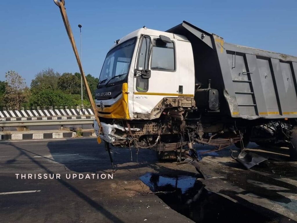 തോട്ടപ്പടി ദേശീയ പാതയിൽ ഡിവൈഡറിൽ ഇടിച്ച് ടോറസ് ലോറി മറിഞ്ഞു