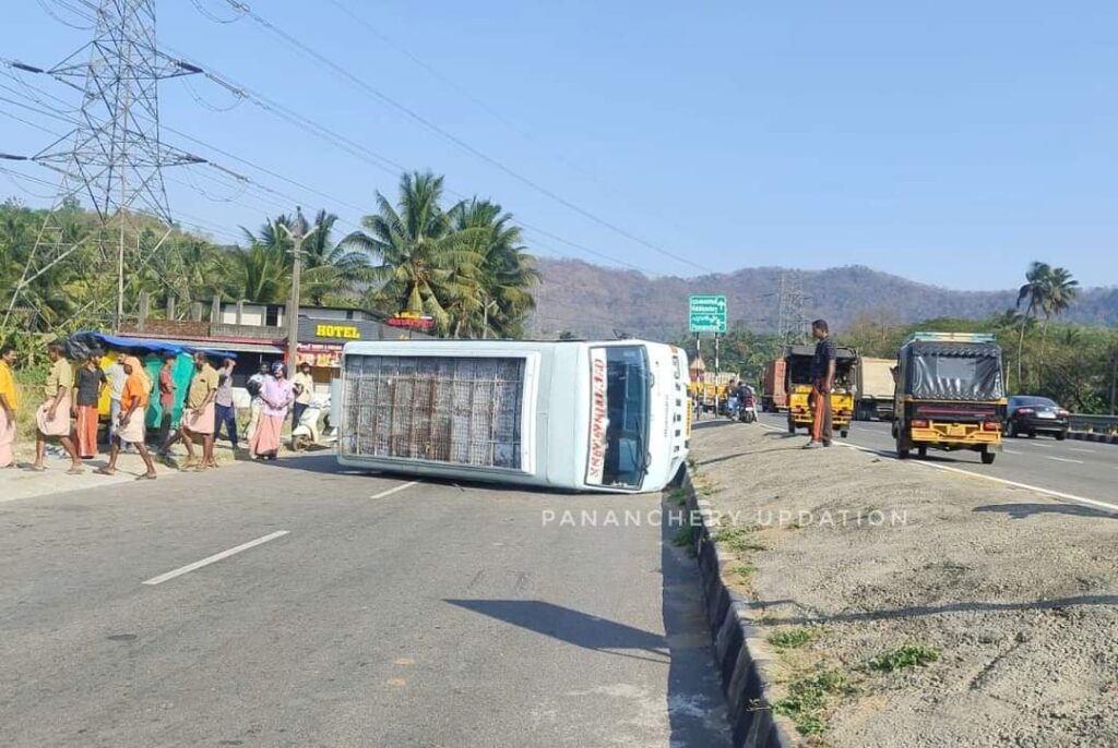 പത്താംകല്ല് ബീവറേജസ് ഔട്ട്ലെറ്റിന് മുൻപിൽ സ്കൂൾ വണ്ടി മറിഞ്ഞു.;കുട്ടികൾ ഉണ്ടായിരുന്നില്ല