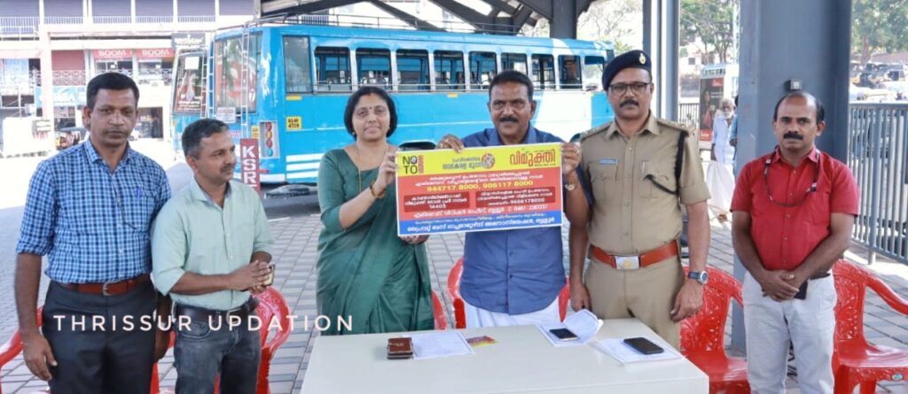 ജില്ലയിലെ ബസുകളിൽ ലഹരി വിരുദ്ധ സ്റ്റിക്കറുകൾ പതിക്കുന്നതിന്റെ ഉദ്ഘാടനം കല്കടർ ഹരിത വി.കുമാർ നിർവഹിച്ചു