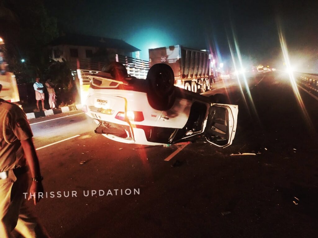 മണ്ണുത്തി- വടക്കഞ്ചേരി  ദേശീയപാതയിൽ കാറിനു പിറകിൽ മറ്റൊരു കാർ ഇടിച്ചു മറിഞ്ഞു അപകടം