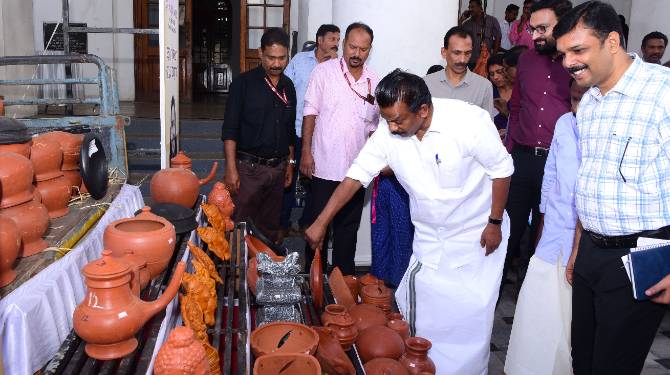 സഞ്ചരിക്കുന്ന കളിമൺ ഉത്പന്ന വിപണനശാലയ്ക്കു തുടക്കമായി