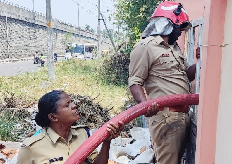 വനിതാ ദിനത്തിൽ തീ അണയ്ക്കാൻ എത്തിയ സംഘത്തിൽ ഫയർ വുമണും