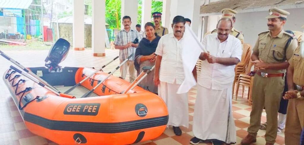 ഗുരുവായൂർ അഗ്നിശമന രക്ഷാനിലയത്തിന് യന്ത്രവൽകൃത റബ്ബർ ഡിങ്കി