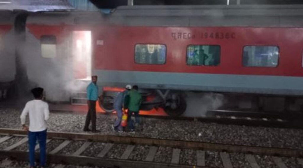 തീവണ്ടിയുടെ എ.സി കോച്ചില്‍ ഒഡിഷയില്‍വച്ച് തീപ്പിടിത്തം