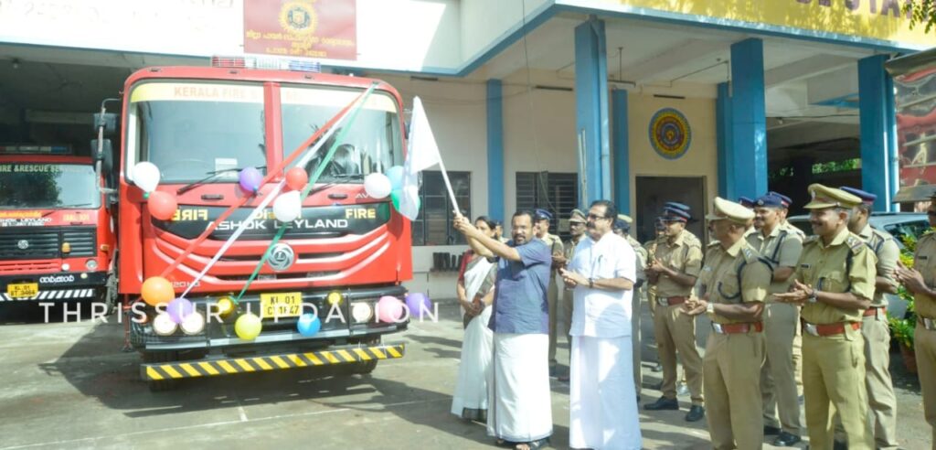 തൃശ്ശൂർ അഗ്നിരക്ഷ നിലയത്തിന് പുതുതായി അനുവദിച്ച മൊബൈൽ ടാങ്കർ യൂണിറ്റ് റവന്യൂ വകുപ്പ് മന്ത്രി കെ രാജൻ ഫ്ലാഗ് ഓഫ് ചെയ്തു