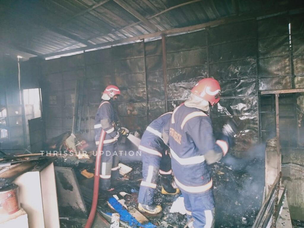 കേച്ചേരിയില്‍ തുണിക്കടയിൽ വൻ തീപിടിത്തം