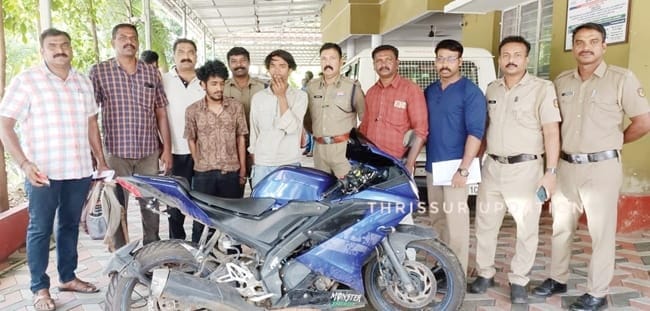 കൊടൈക്കനാലിൽ നിന്നും മോഷ്ടിച്ച ബൈക്ക് പീച്ചി പോലീസിന്റെ നേതൃത്വത്തിൽ പിടിക്കൂടി