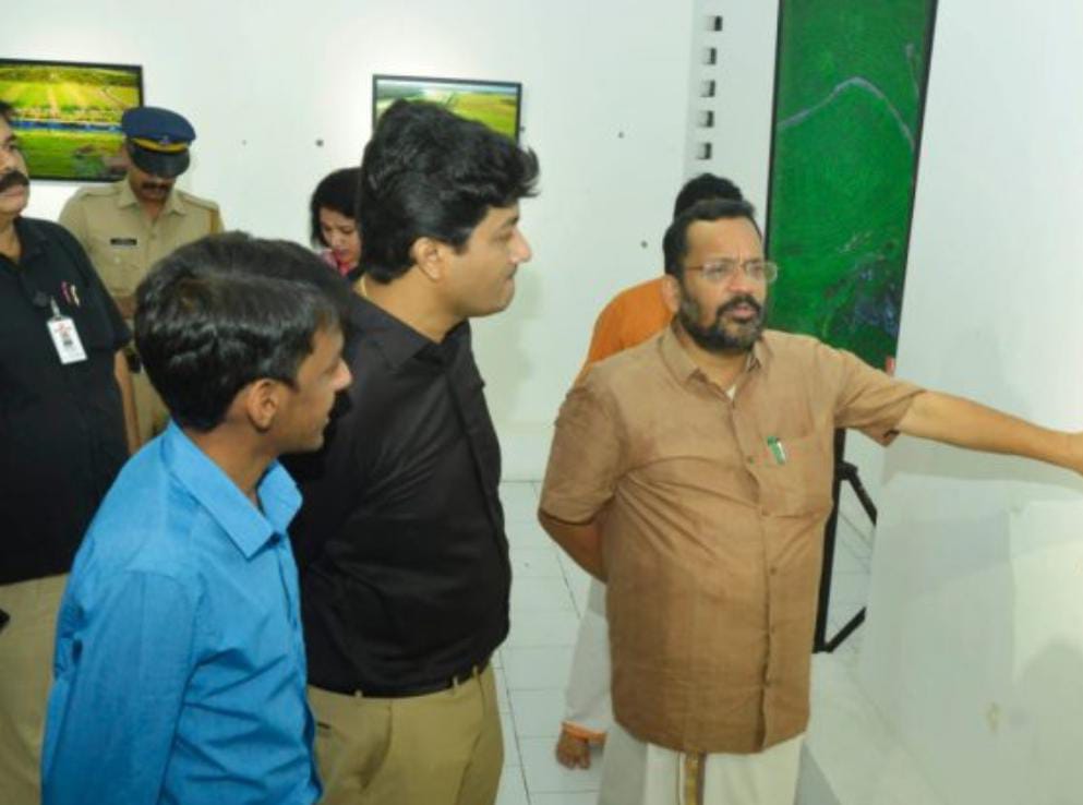 കാഴ്ചയ്ക്കുമപ്പുറത്തെ നാട്ടുചന്തം പകർത്തി അസി. കലക്ടറുടെ ചിത്രപ്രദർശനം