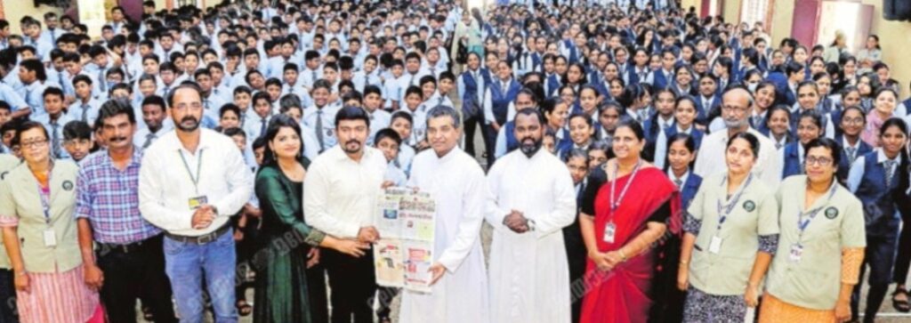 ഡോൺ ബോസ്കോ സ്കൂളിൽ ‘വായനക്കളരി ‘ ഉദ്ഘാടനം പട്ടിക്കാട് സ്വാമിനാഥൻ ഗോൾഡ് ലോൺ മാനേജിങ് ഡയറക്ടർ ആർ.കെ.സ്വാമിനാഥൻ, മാനേജിങ് പാർട്നർ സരിഗ സ്വാമിനാഥൻ എന്നിവർ പ്രിൻസിപ്പൽ ഫാ. ബാബു മാണിശേരിക്ക് മലയാള മനോരമ പത്രം നൽകി നിർവ്വഹിച്ചു