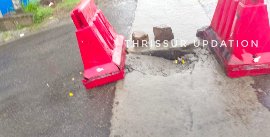 ദേശീയ പാതയിൽ മുടിക്കോട്  മെഡിക്കൽ കോളേജിലേക്ക് പോകുന്ന പ്രധാന വഴിയിൽ സ്ലാബ് തകർന്നു