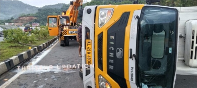 ദേശീയപാത മിനി ലോറി നിയന്ത്രണം വിട്ട് മറിഞ്ഞു