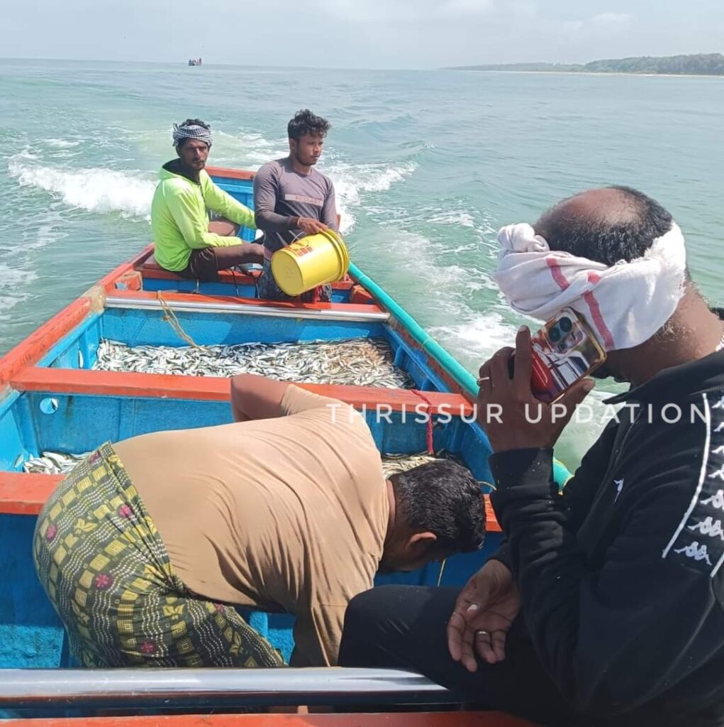 അനധികൃത മത്സ്യബന്ധനം; ചെറുമത്സ്യങ്ങളെ പിടിച്ച വള്ളത്തിന് പിഴയിട്ടു